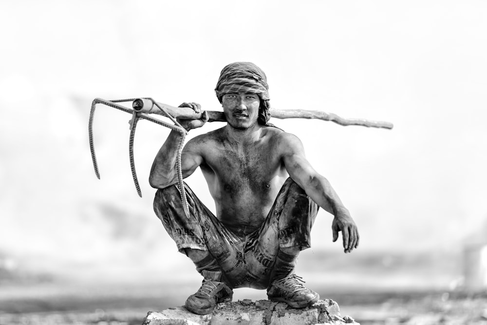 斧を持った男の像の白黒写真