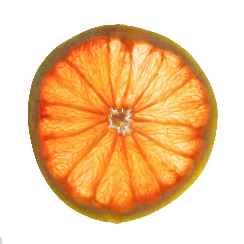 ein oranger Schnitt in zwei Hälften auf weißem Hintergrund