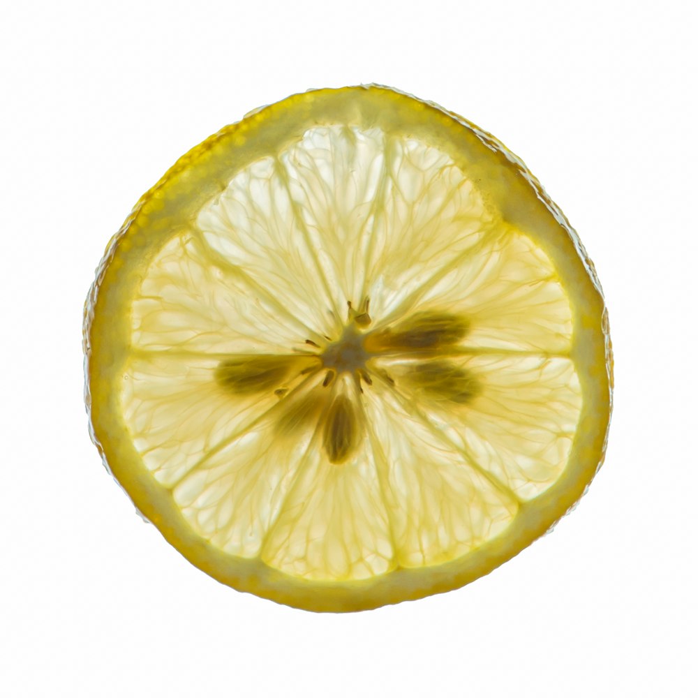 une tranche de citron sur fond blanc