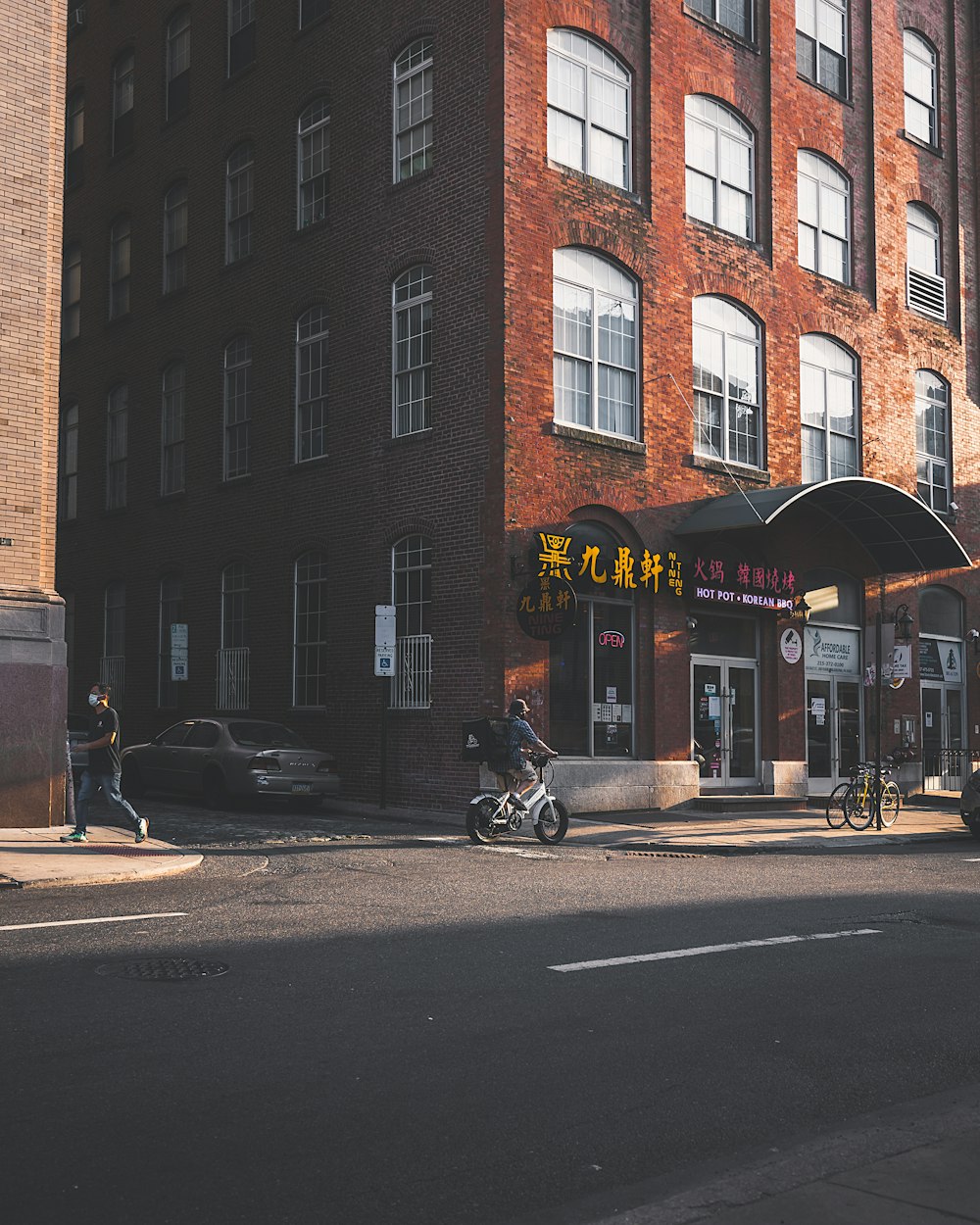 a motorcycle is parked in front of a building