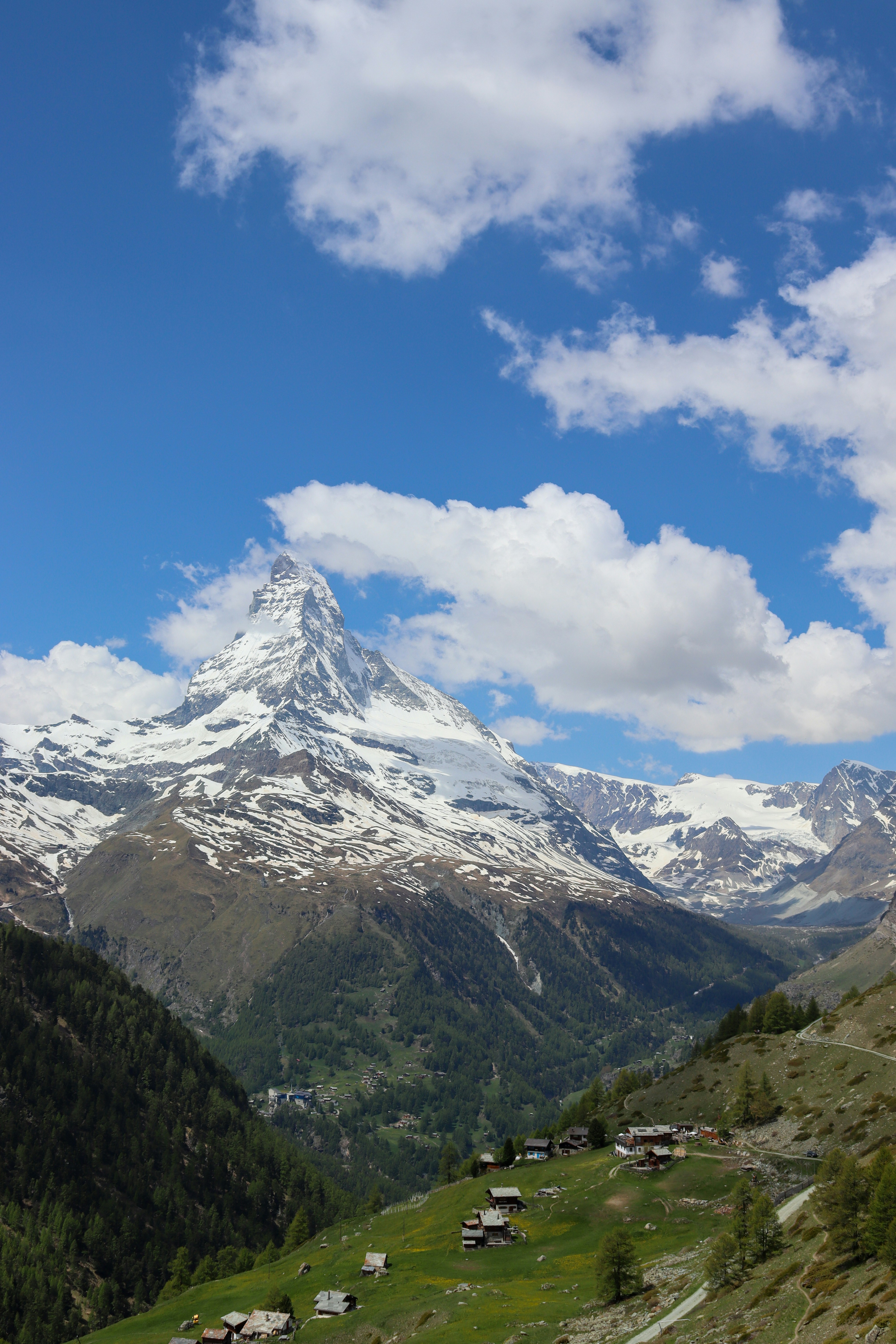 Blick auf eine Bergkette mit Häusern im Vordergrund