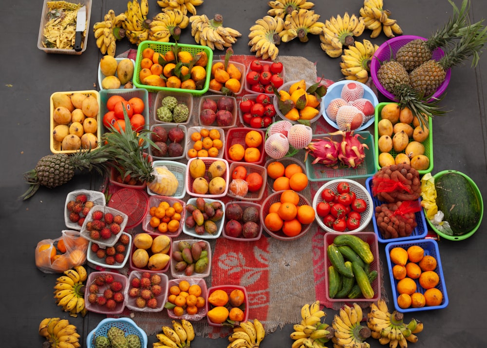 Una mesa cubierta con muchas frutas y verduras