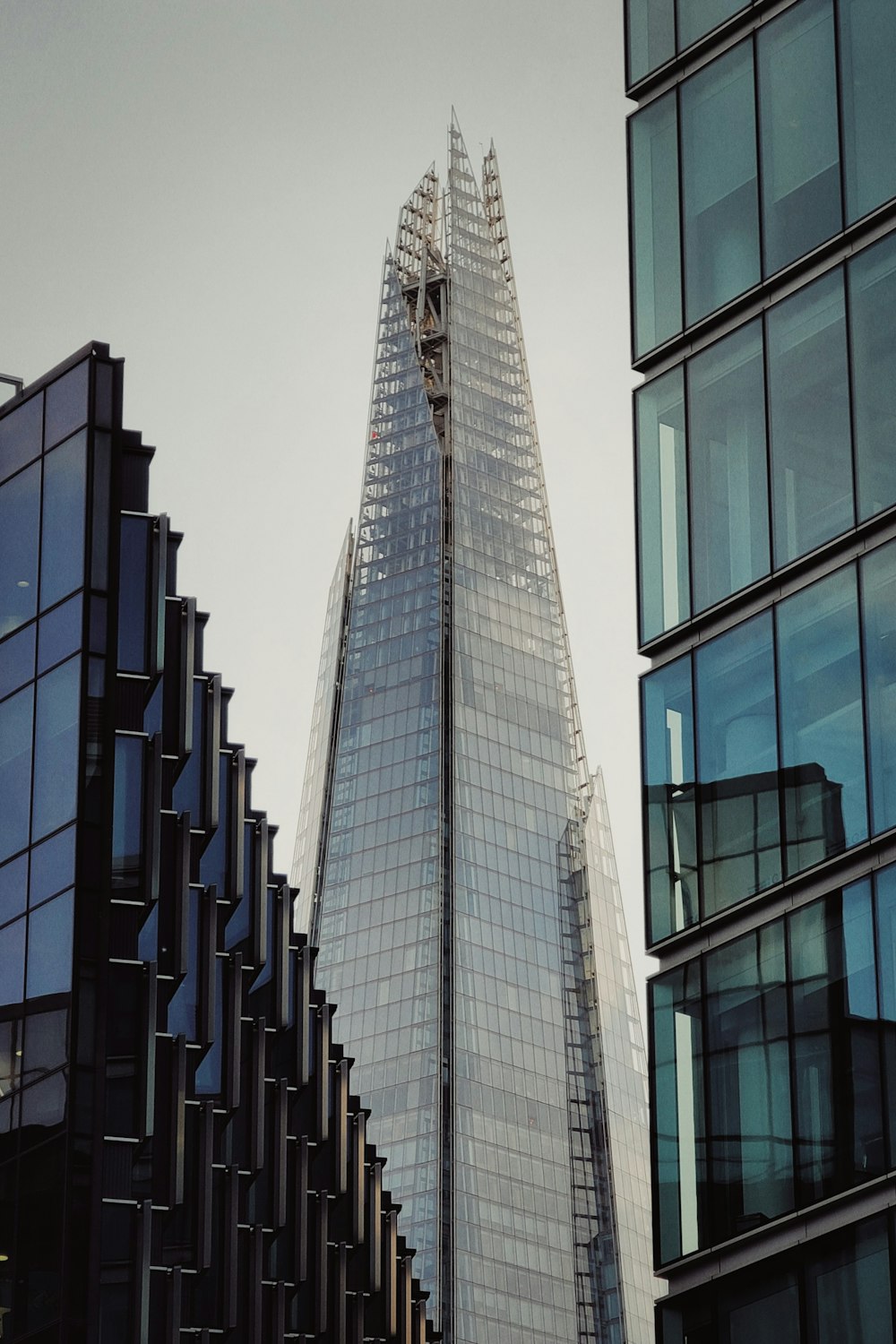 the shardle of a building in london, england