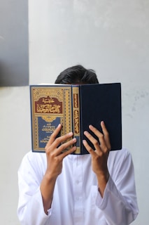 صورة توضيحية لعدد من الصحابة الكرام وهم يتدارسون الحديث النبوي الشريف.