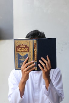 صورة توضيحية لعدد من الصحابة الكرام وهم يتدارسون الحديث النبوي الشريف.