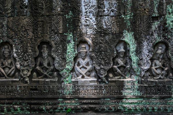 Gray concrete statue of man and woman — Siem Reap & Angkor, Cambodia