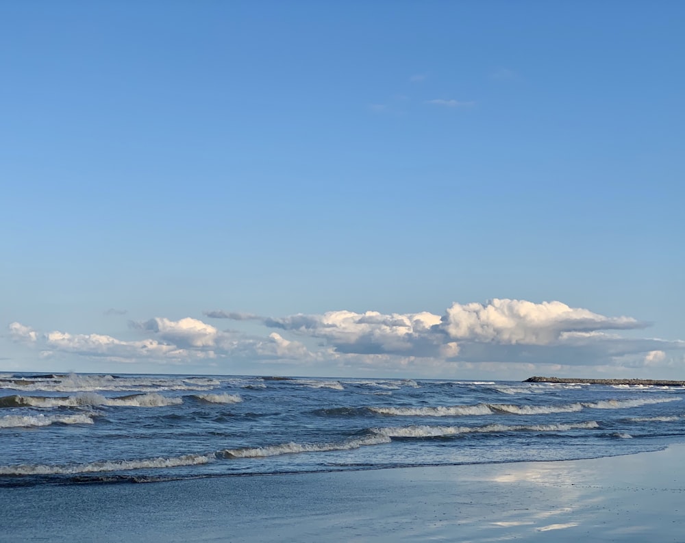 Onde dell'oceano che si infrangono sulla riva durante il giorno