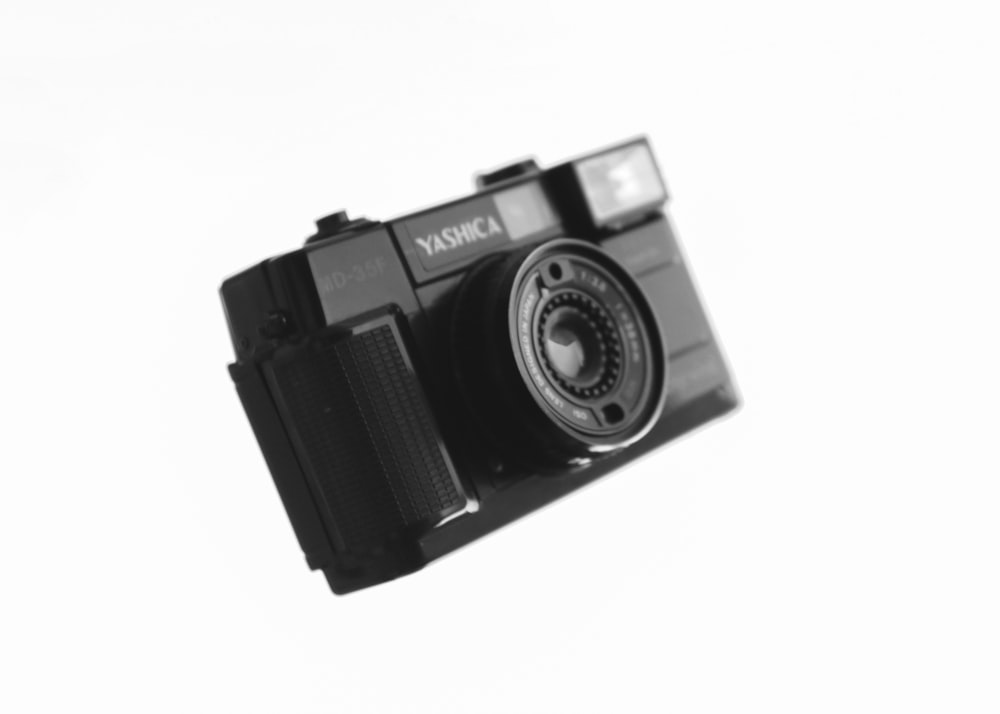 Schwarz und Silber Nikon DSLR-Kamera