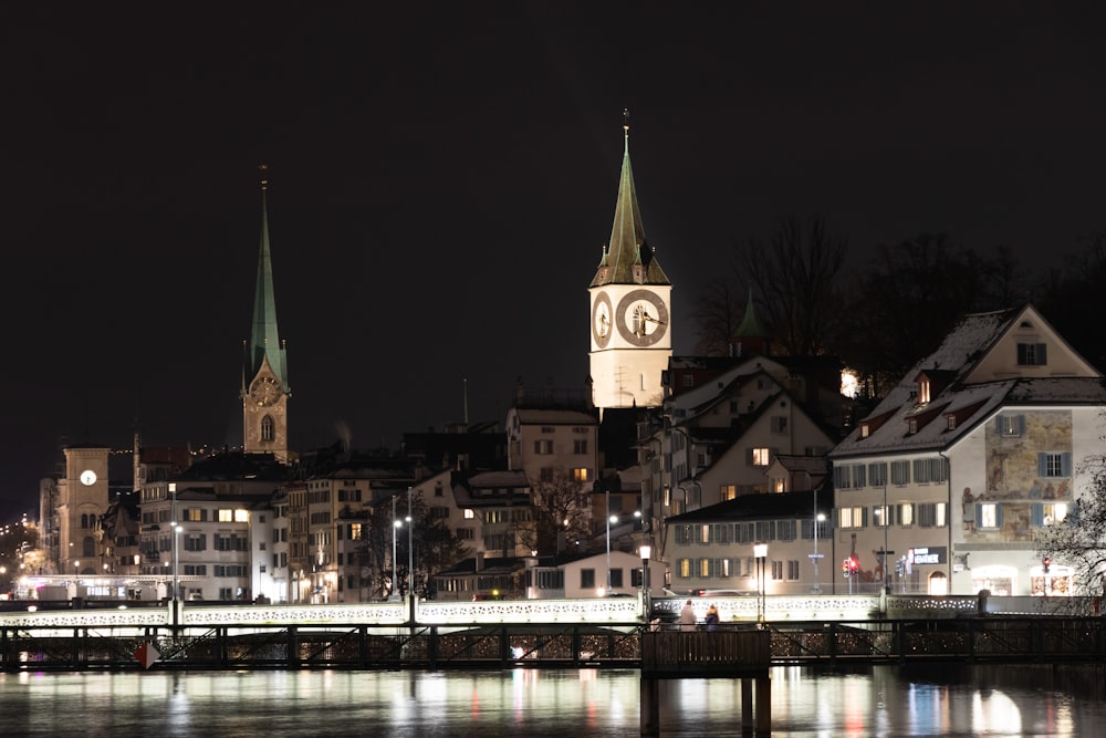 Braunes und schwarzes Betongebäude in der Nähe von Gewässern während der Nachtzeit