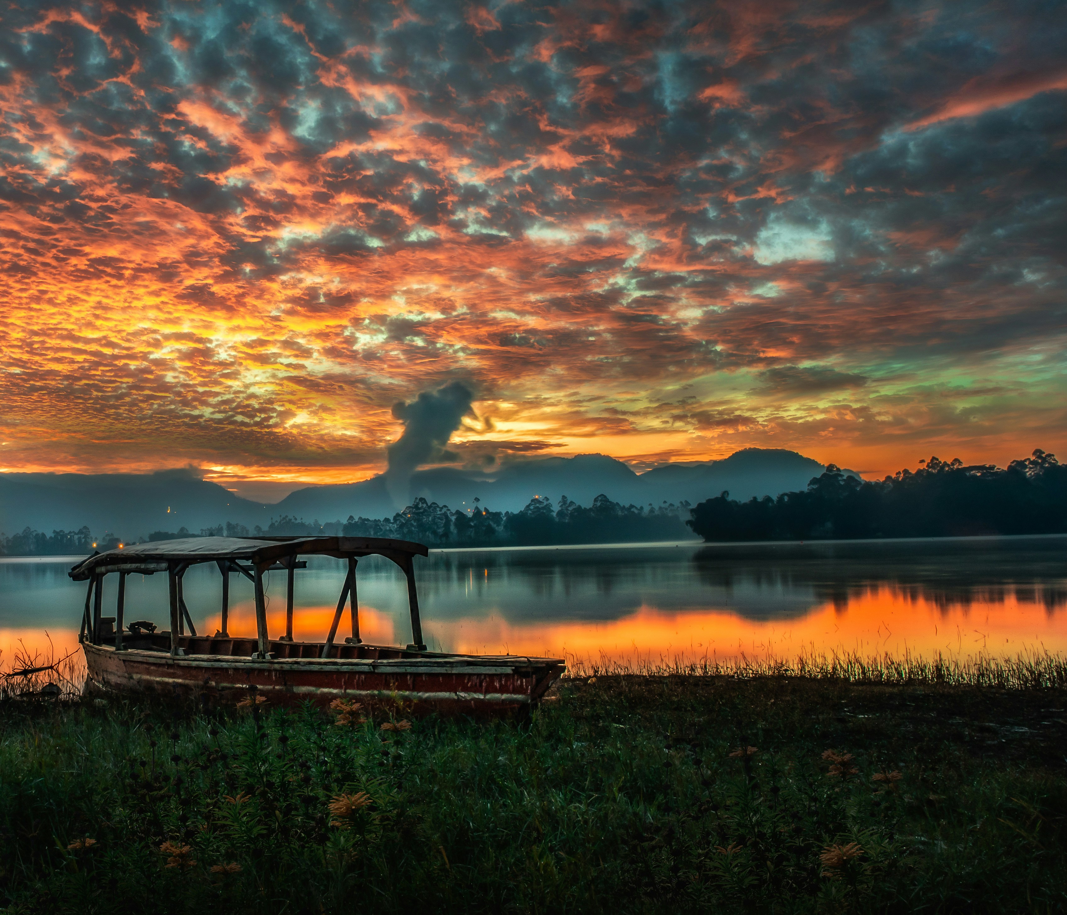 Quai en bois brun sur le lac au coucher du soleil