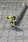 Operaio edile con DPI su struttura metallica Sicurezza e protezione sul lavoro garantite da Cagian
