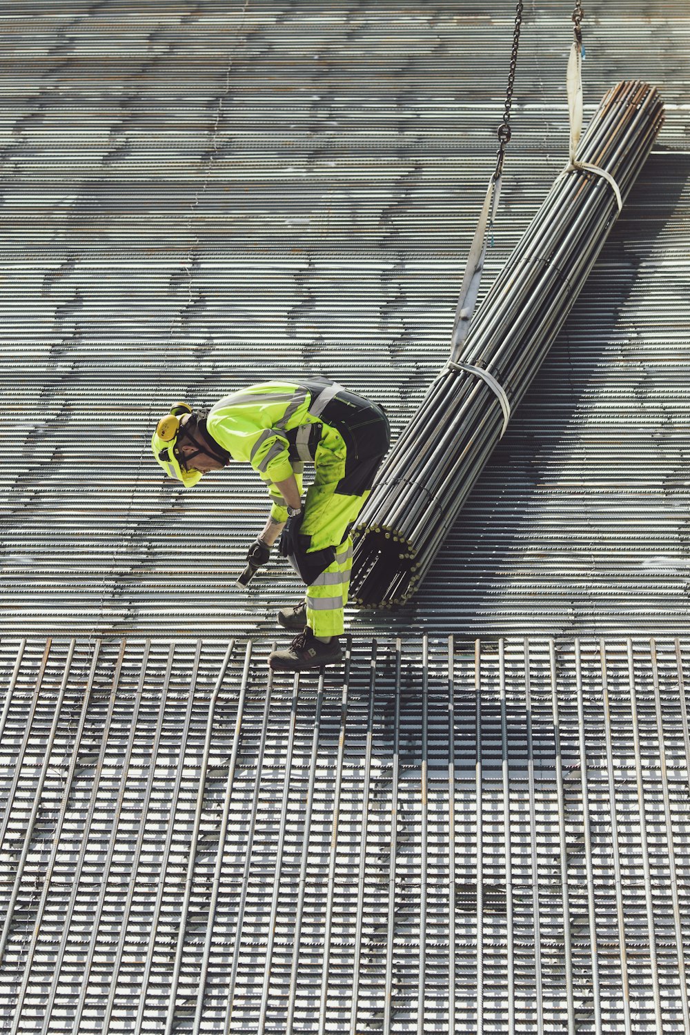 un travailleur de la construction travaillant sur une grille métallique