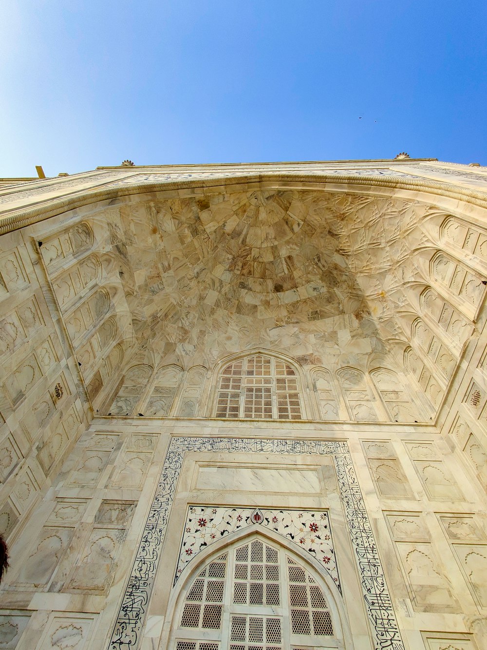 Fotografia a basso angolo dell'edificio di cemento beige sotto il cielo blu durante il giorno