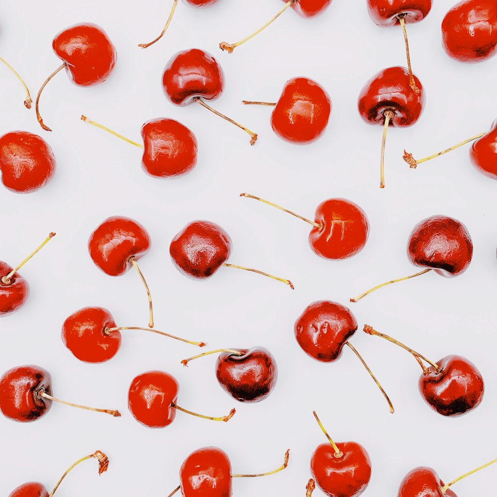 frutos vermelhos redondos na superfície branca