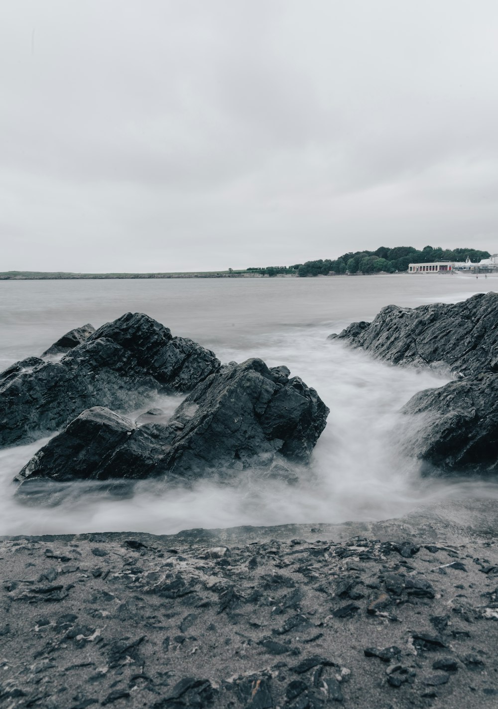 Una foto in bianco e nero di rocce nell'acqua