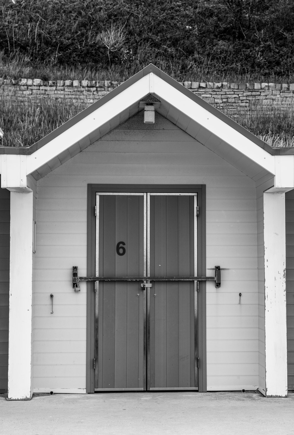 Una foto in bianco e nero di un edificio con due porte