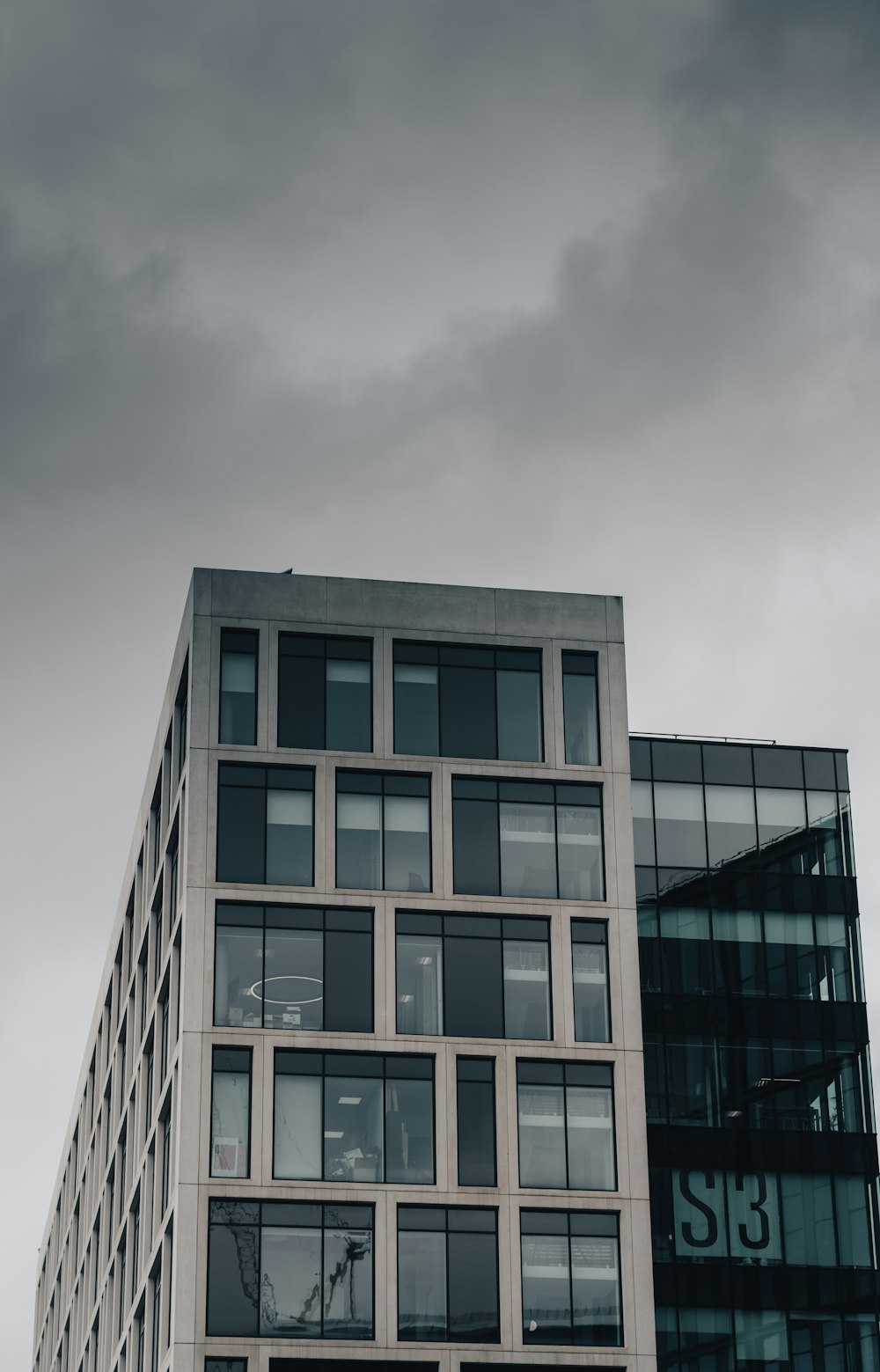 un grand bâtiment avec une horloge sur le côté