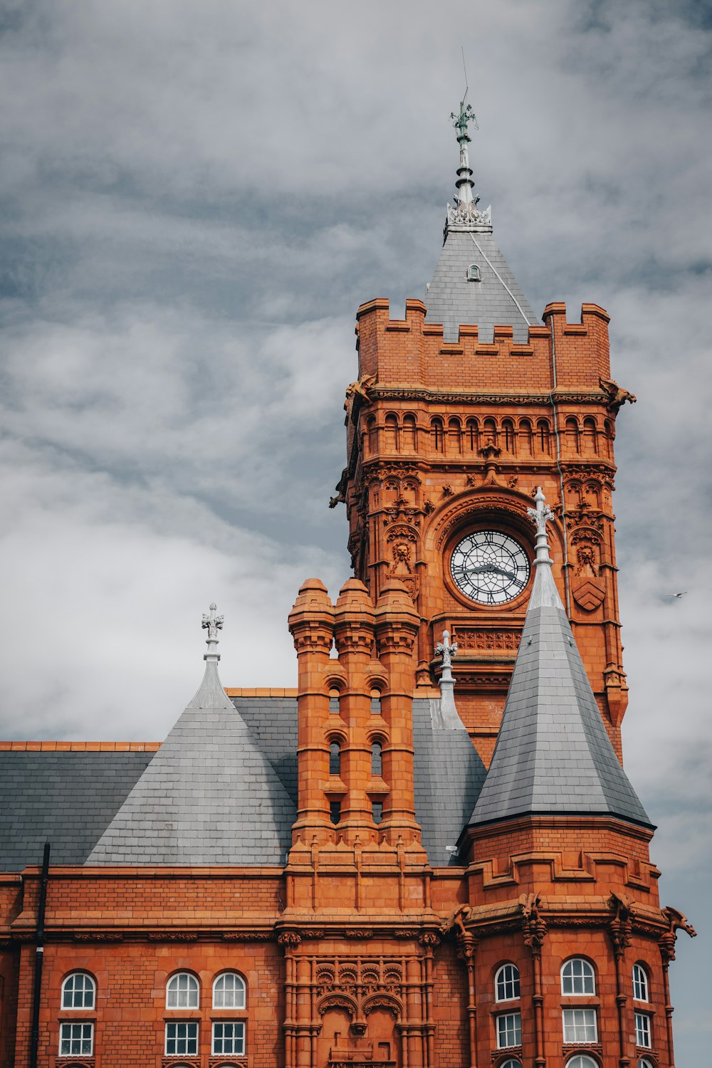 un grand bâtiment en briques avec une tour de l’horloge