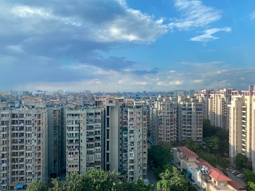 Edificio de hormigón blanco bajo el cielo azul durante el día