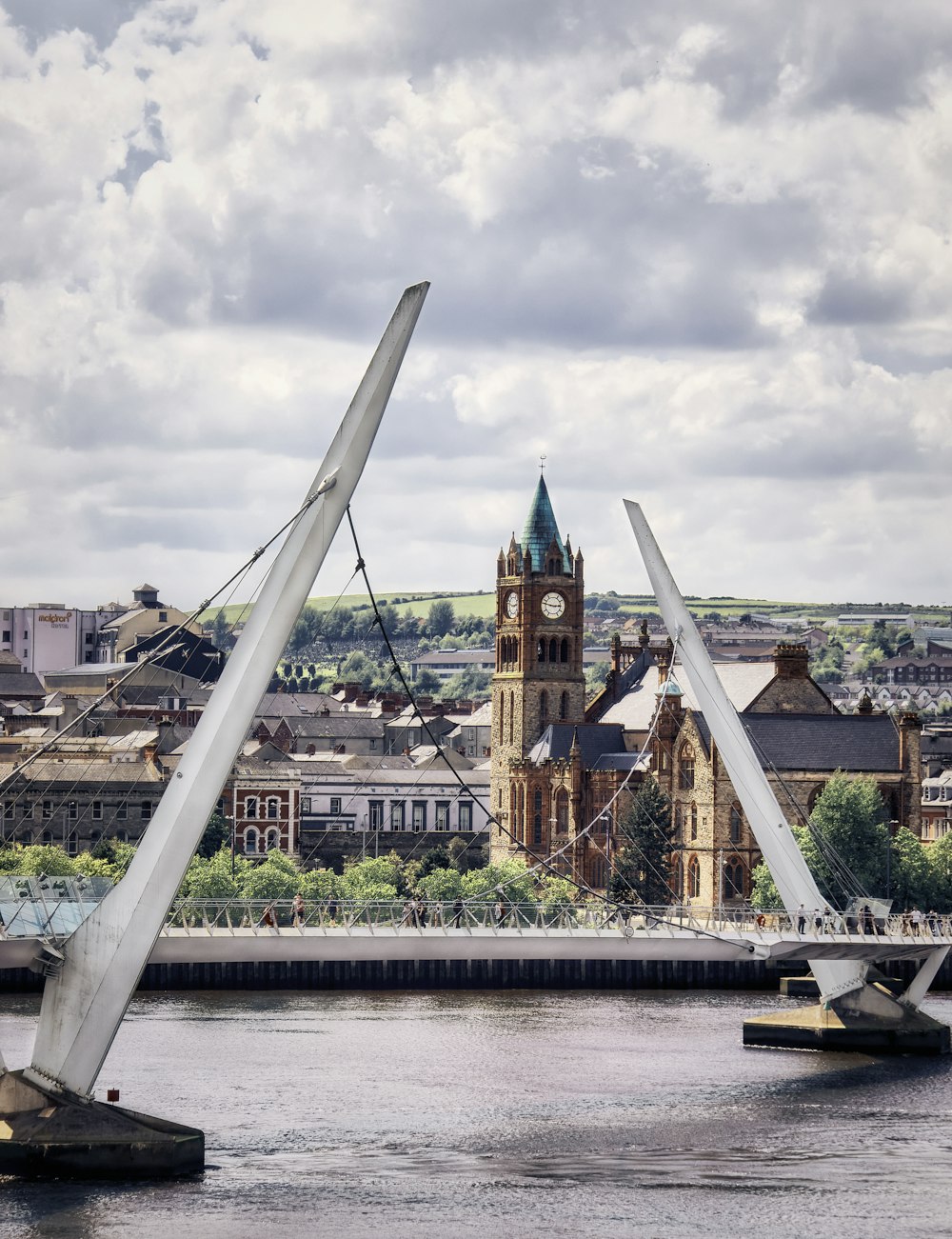 Un puente con una torre del reloj al fondo