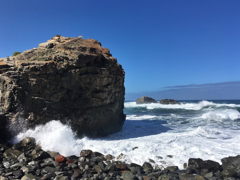 Formación de rocas marrones en el mar durante el día