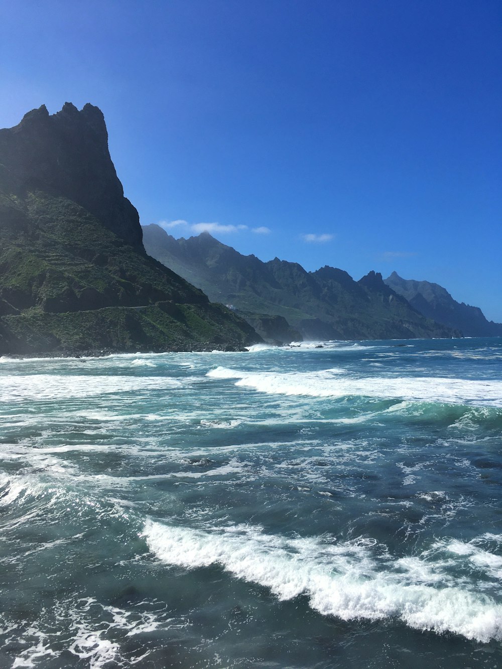 sea waves crashing on shore during daytime