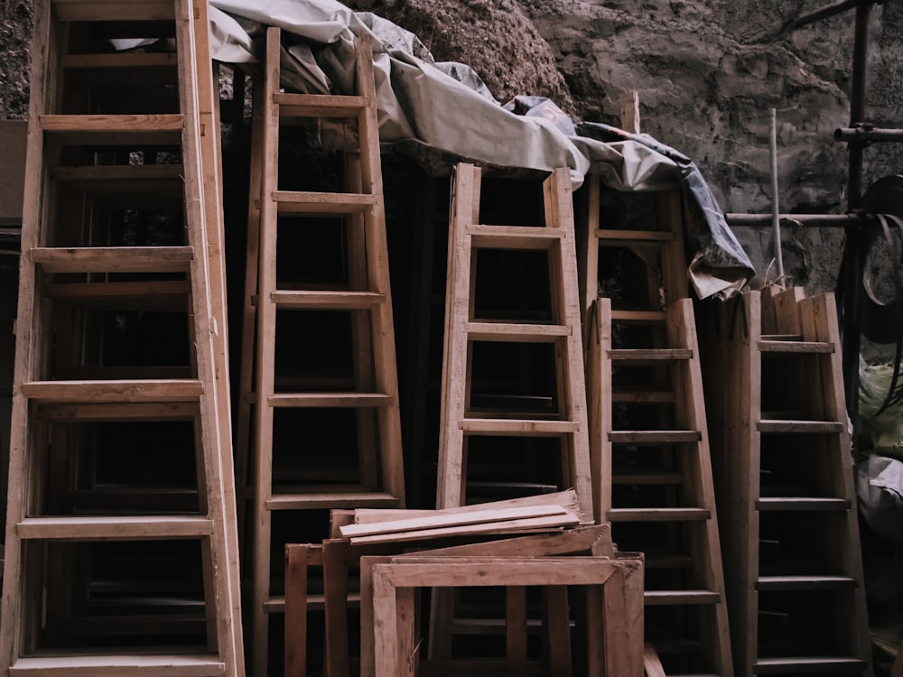 ein Stapel Holzleitern, die nebeneinander sitzen