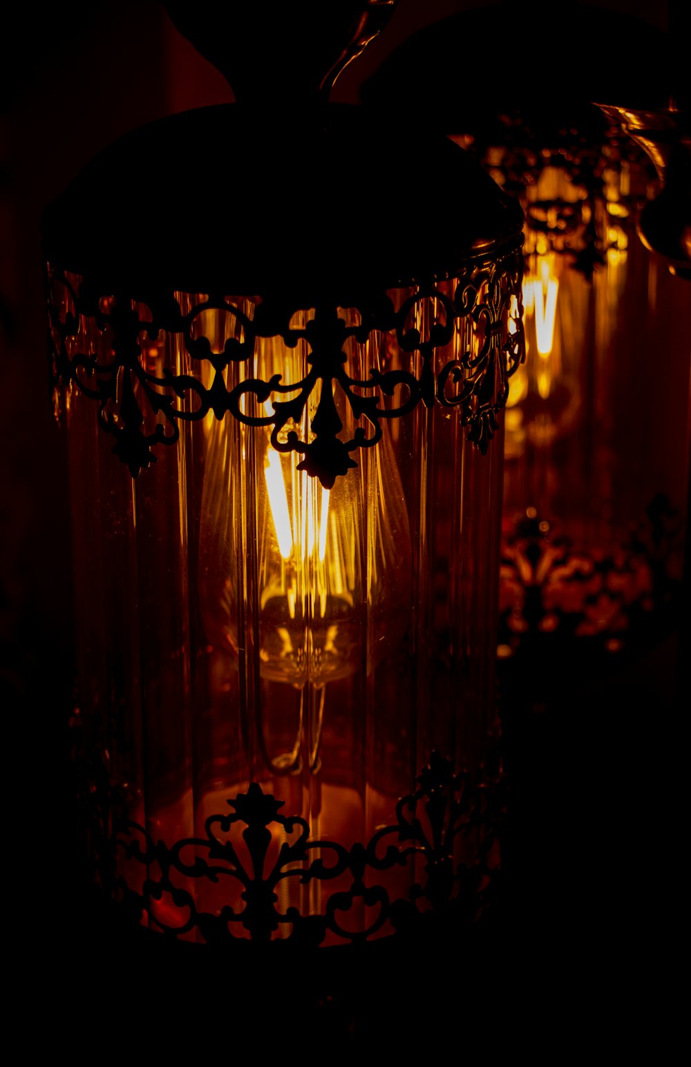 Portacandele in vetro trasparente con candele accese