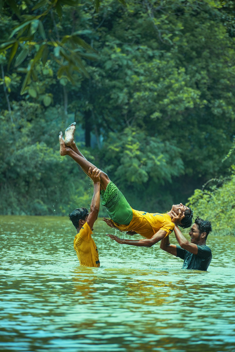 Mann in gelben Shorts springt tagsüber ins Wasser