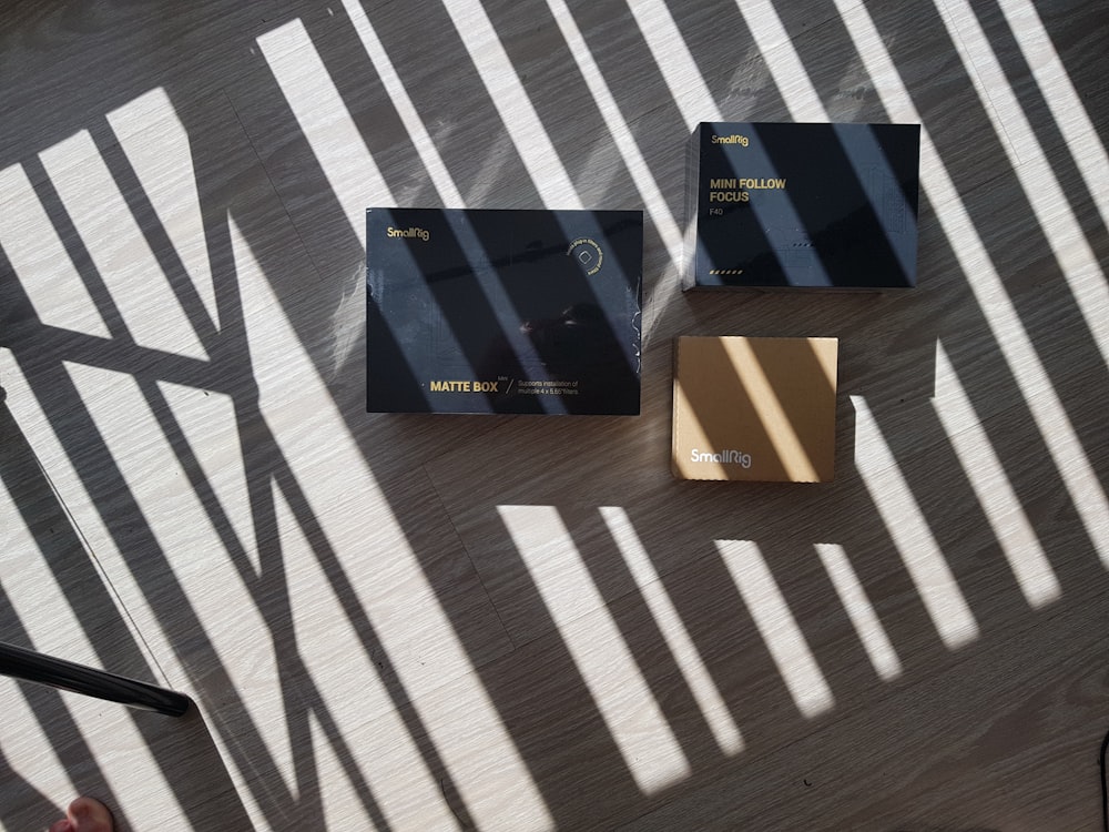 Tre scatole sedute sopra un tavolo di legno