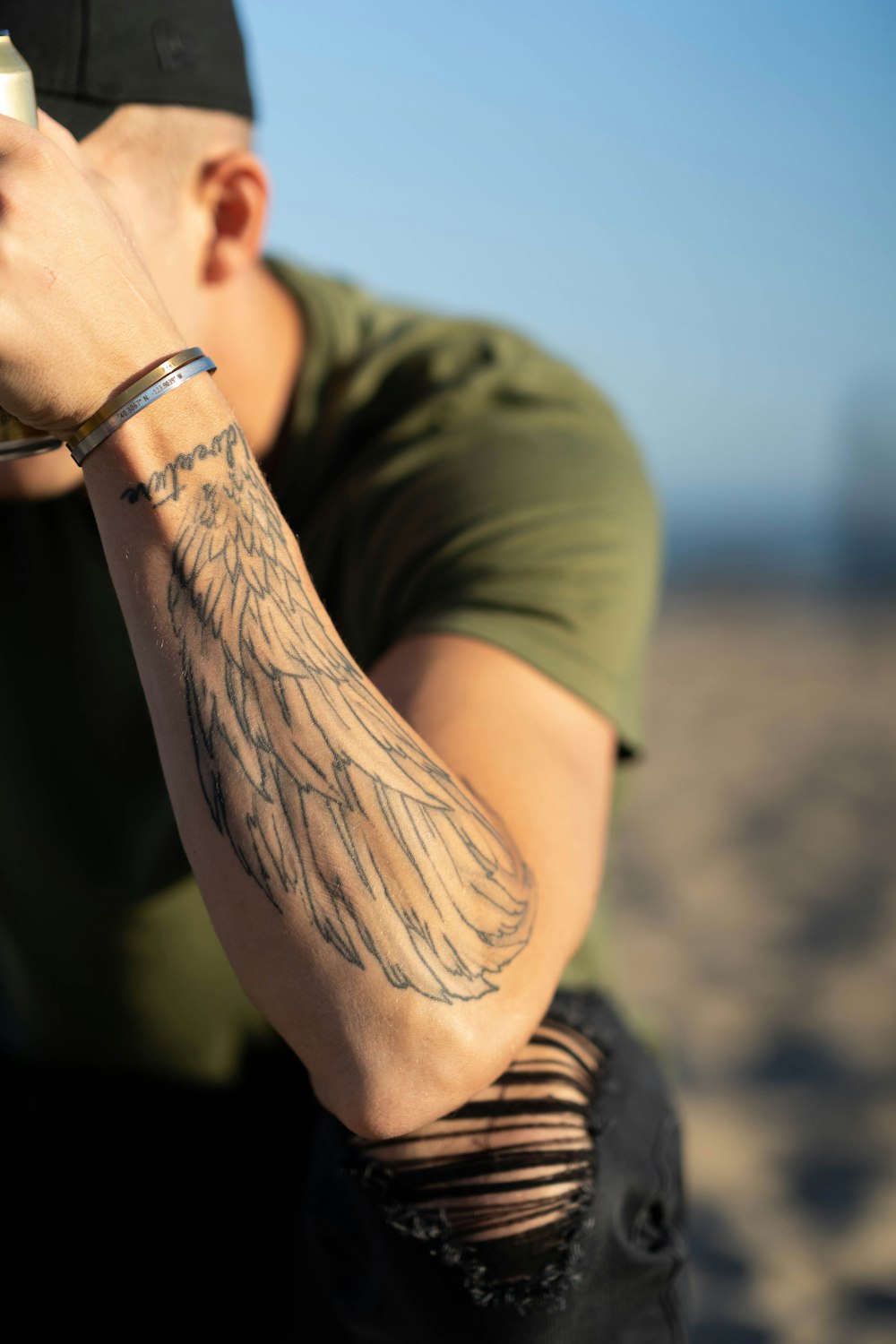 Foto persona con tatuaje en el brazo izquierdo – Imagen Playa de santa  mónica gratis en Unsplash