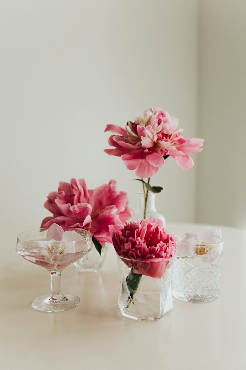 Tres jarrones con flores en ellos sobre una mesa