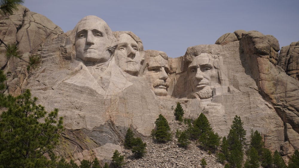 Eine Gruppe von Präsidenten, die in die Seite eines Berges geschnitzt wurden