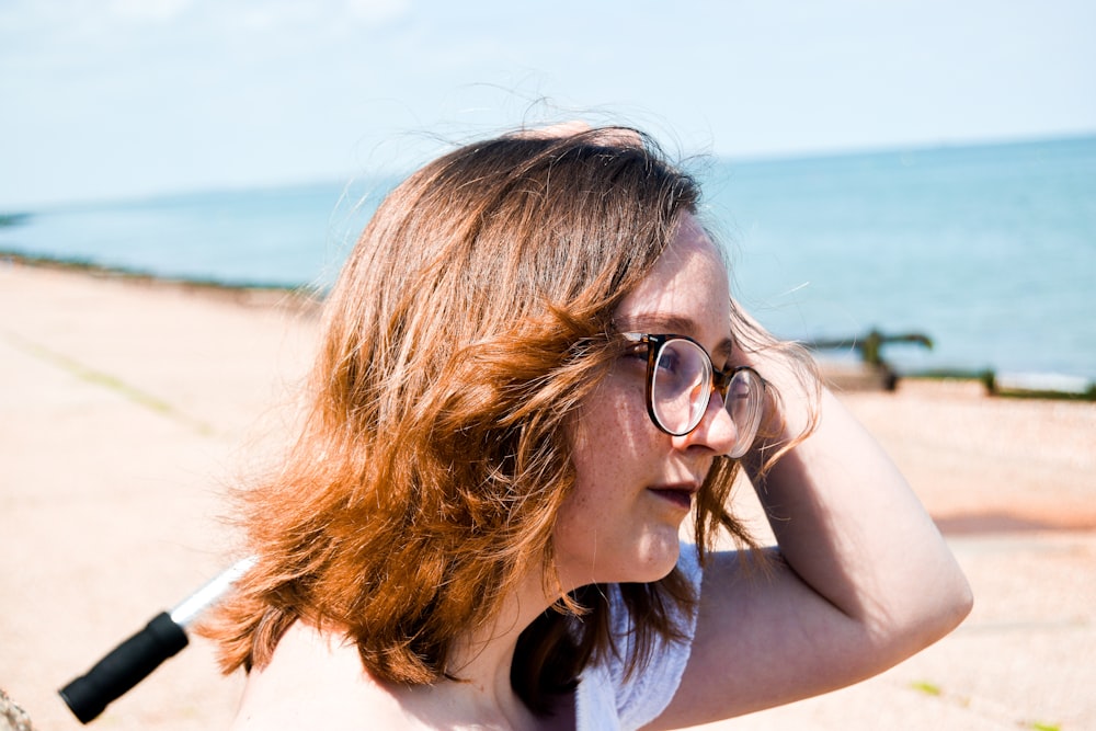 Femme en débardeur noir portant des lunettes à monture noire