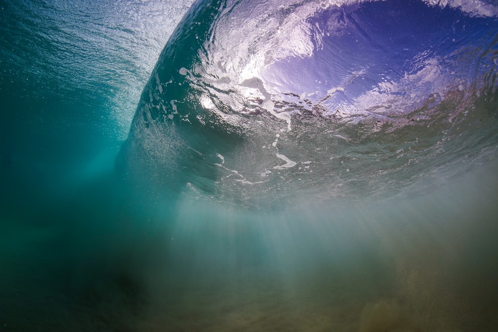 onde blu e bianche dell'oceano