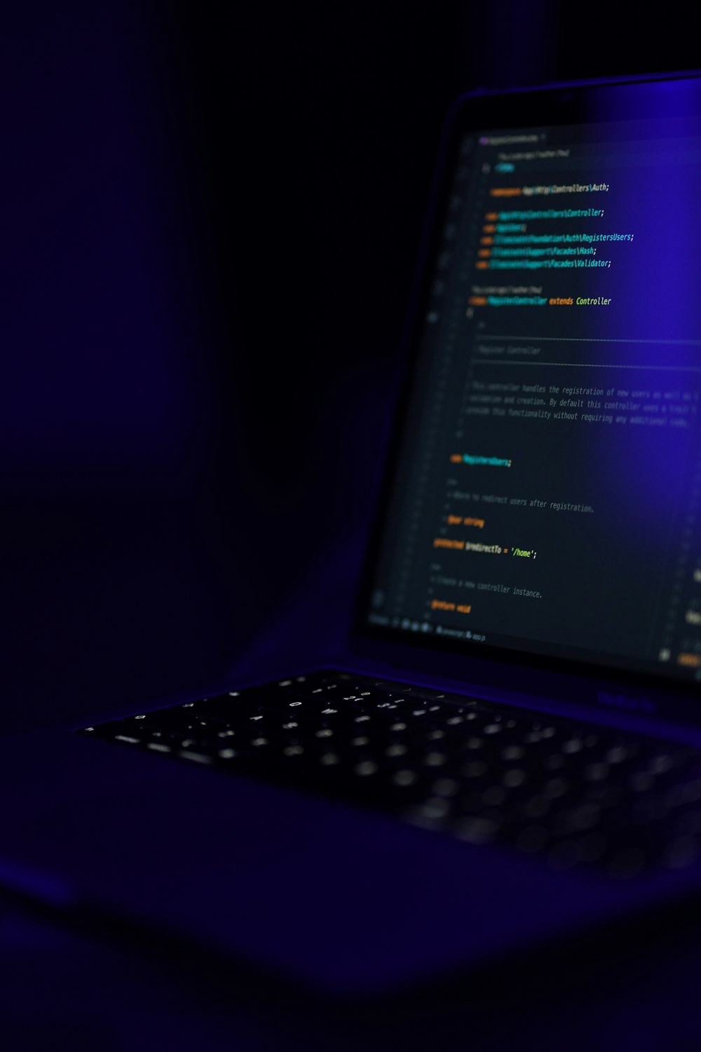 Schwarzer Laptop-Computer mit blauem Bildschirm eingeschaltet