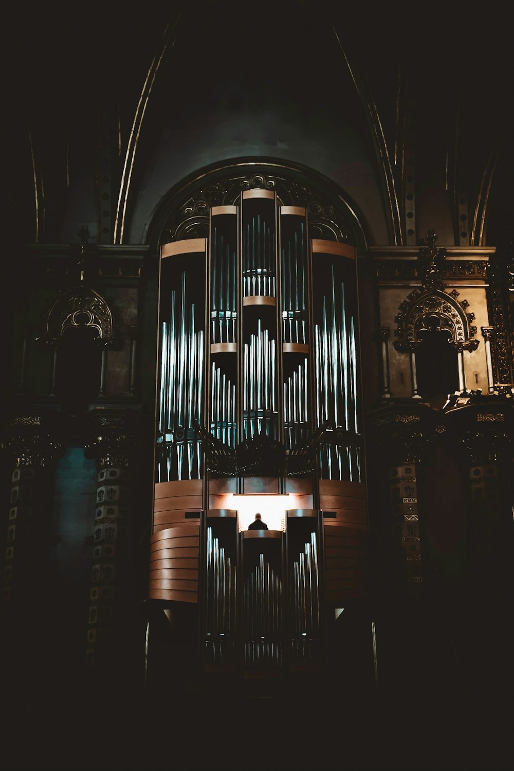 um órgão de tubos em uma igreja com uma cruz sobre ele