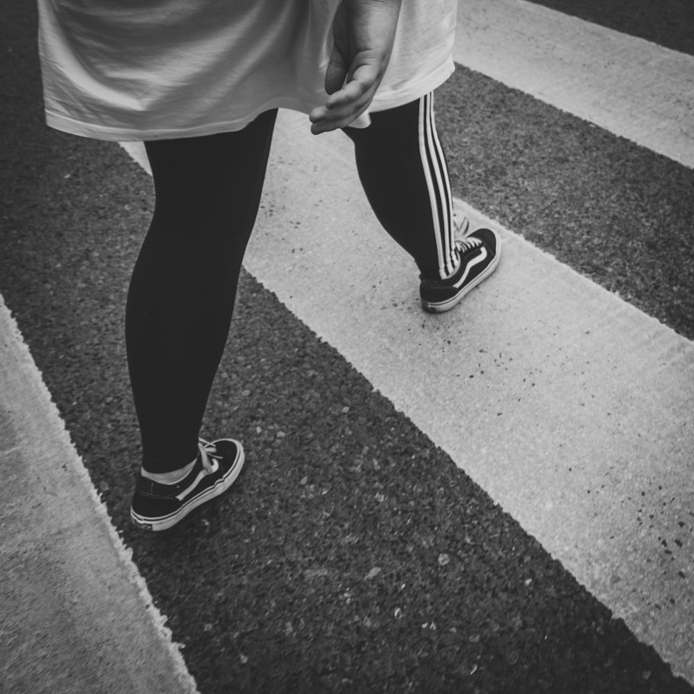 Foto Persona con zapatillas nike en blanco y negro – Imagen Finlandia  gratis en Unsplash