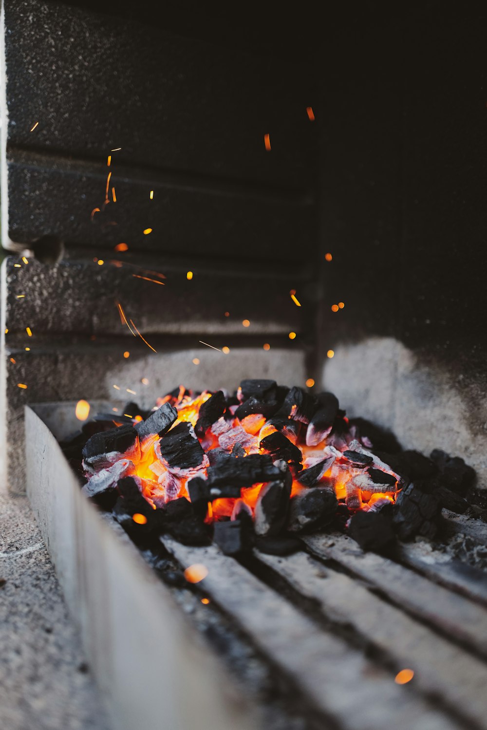 un gril qui a une sorte de feu dedans