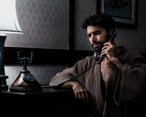 Homem falando ao telefone.