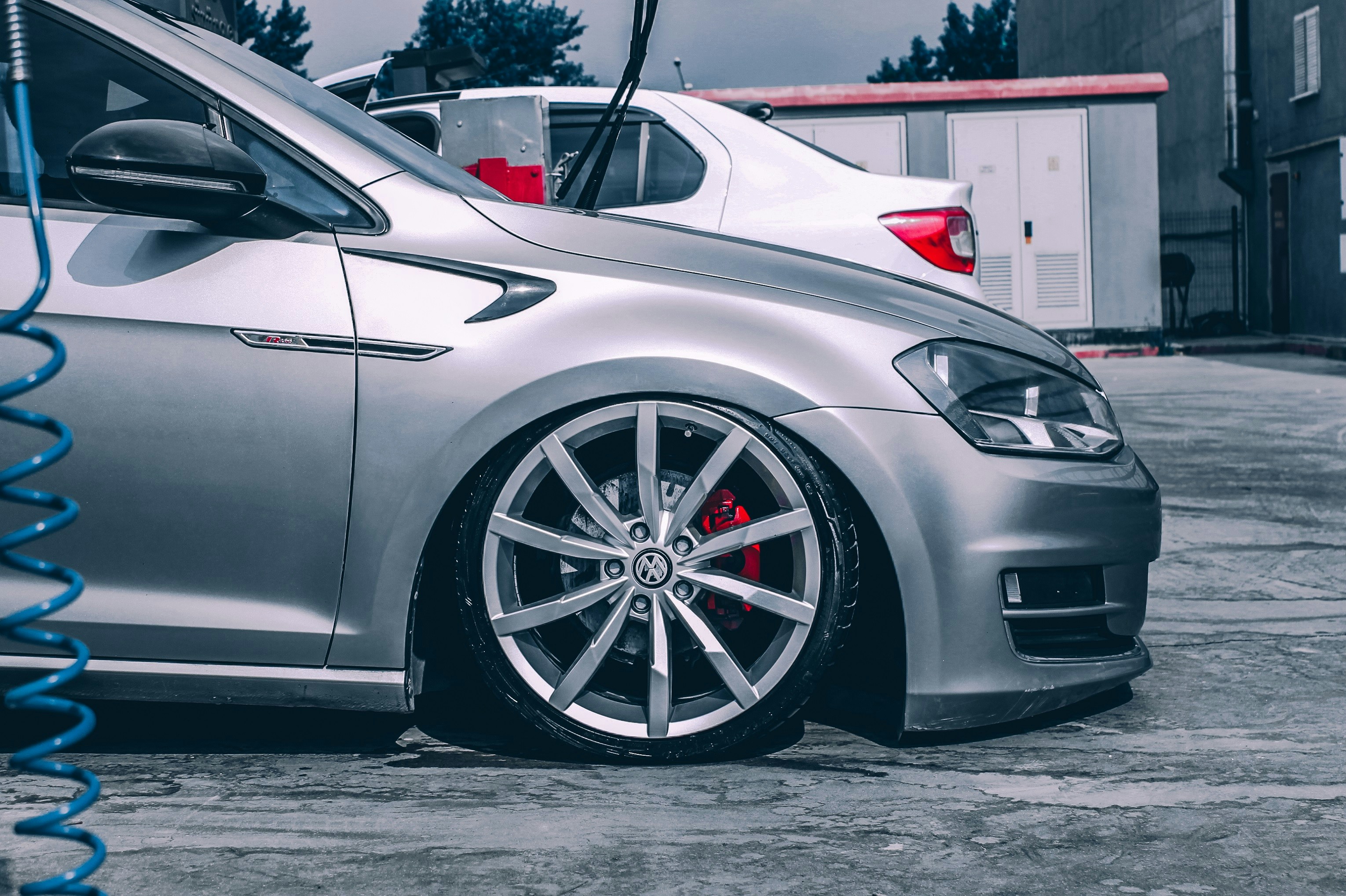 黒と赤のホイールが付いた白い車の写真 Unsplashで見つけるフォルクスワーゲンの無料写真