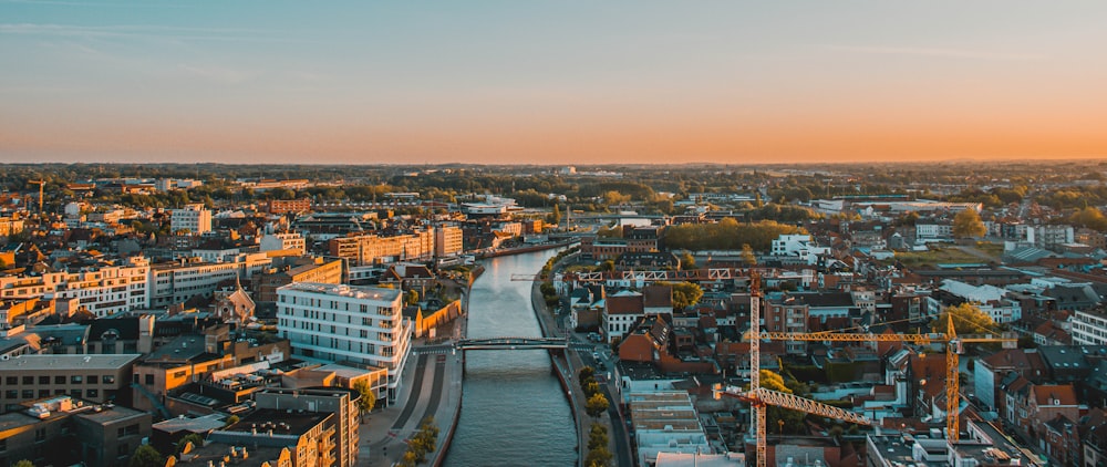 Luftaufnahme von Stadtgebäuden tagsüber