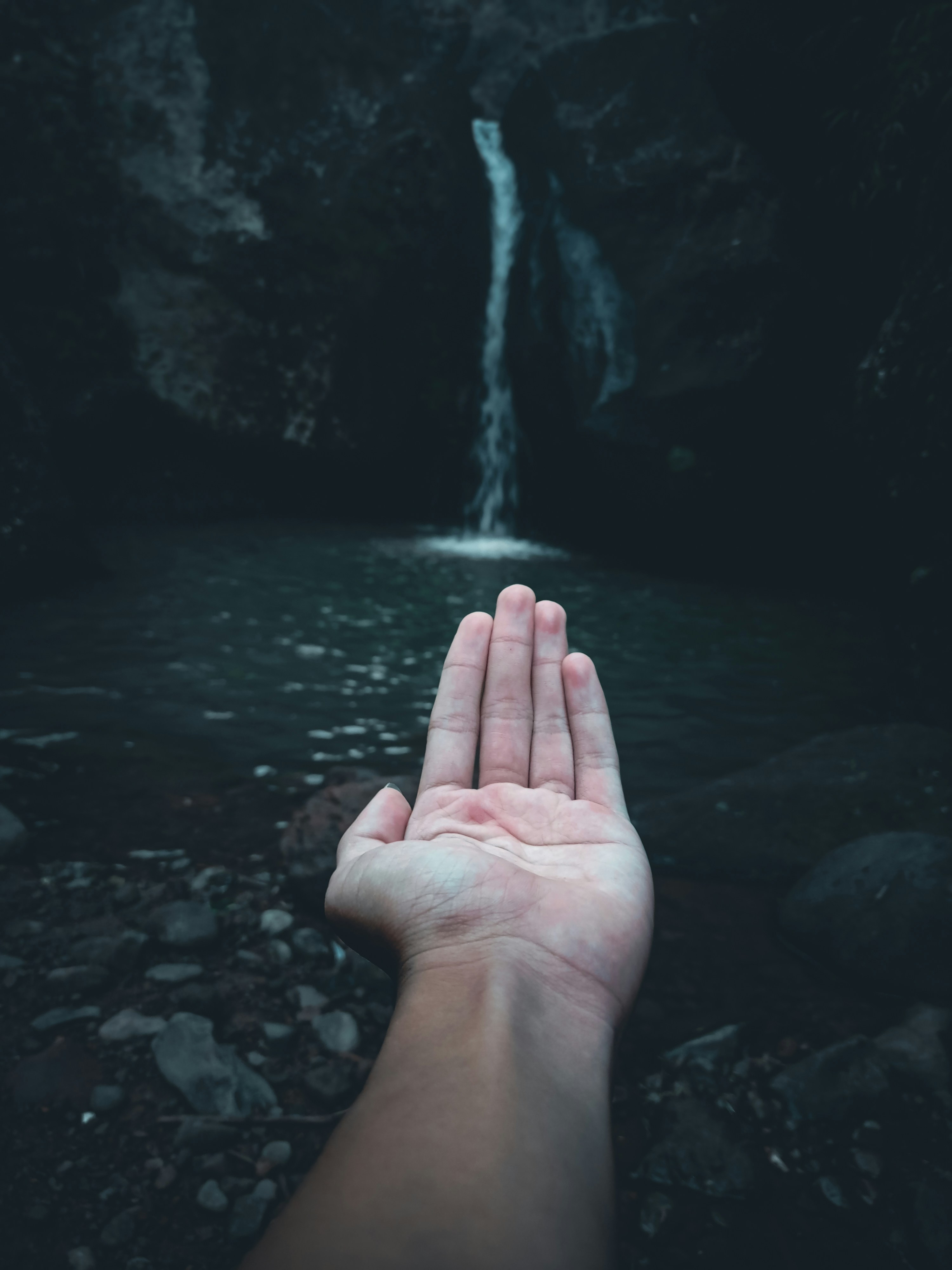 photo-1623546826813-d2914343d356?crop=entropy&cs=tinysrgb&fit=max&fm=jpg&ixid=M3wzMjkxMTF8MHwxfHNlYXJjaHw3fHxEZXNjdWJyYSUyMGFzJTIwTWVsaG9yZXMlMjBDYWNob2VpcmFzJTIwUGVydG8lMjBkZSUyMFZvYyVDMyVBQXxlbnwwfHx8fDE3NjQyNzQ4NDF8MA&ixlib=rb-4.1 Descubra as Melhores Cachoeiras Perto de Você: Guia Completo