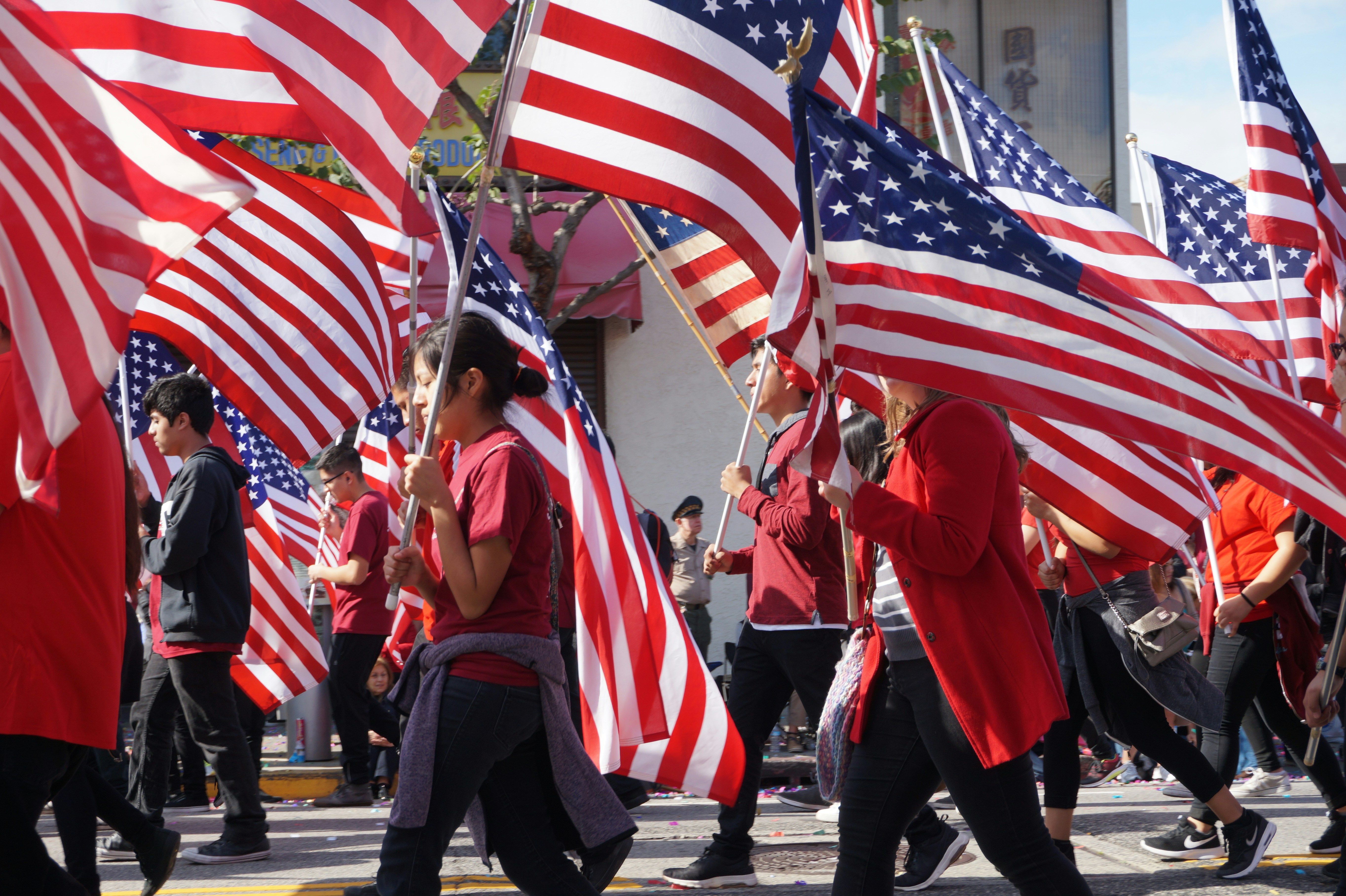 People holding us a flags photo – Free Los angeles Image on Unsplash, image size:3000x1997