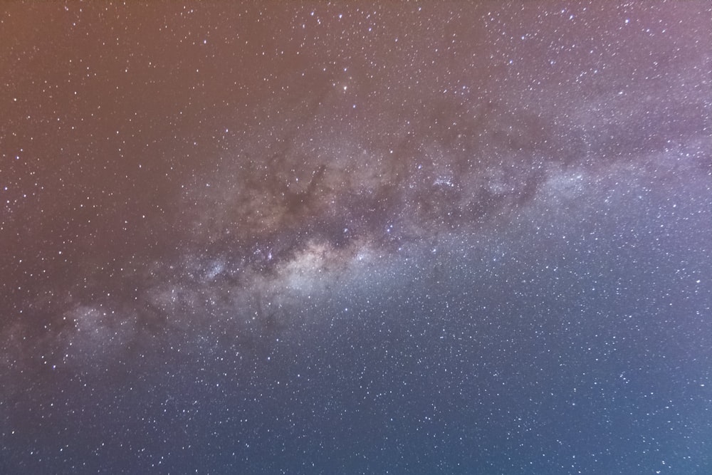 Il cielo notturno con le stelle e il latte