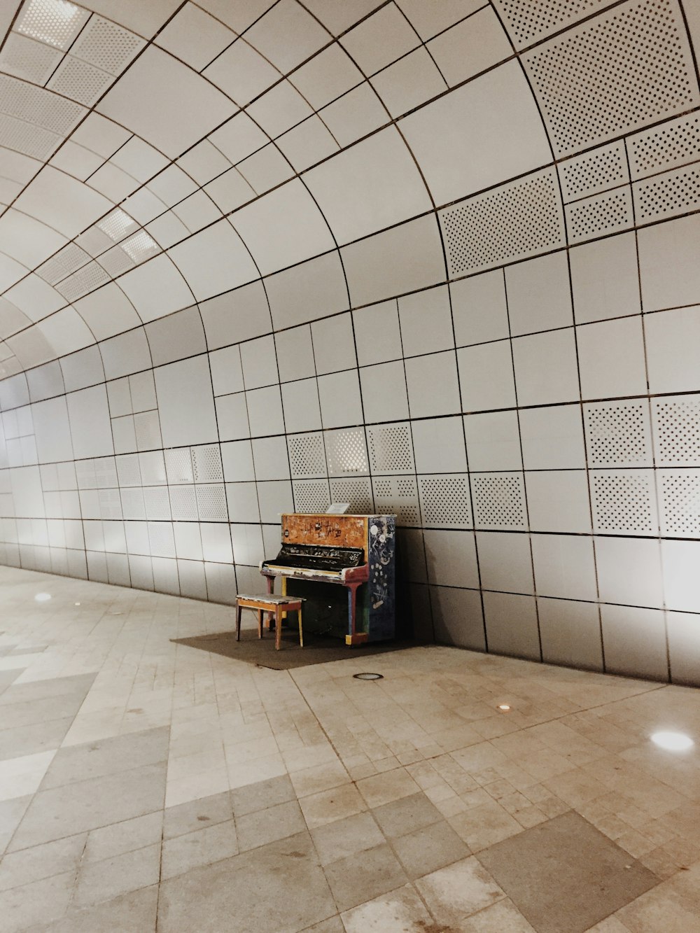 Banc en bois marron à côté d’un mur blanc