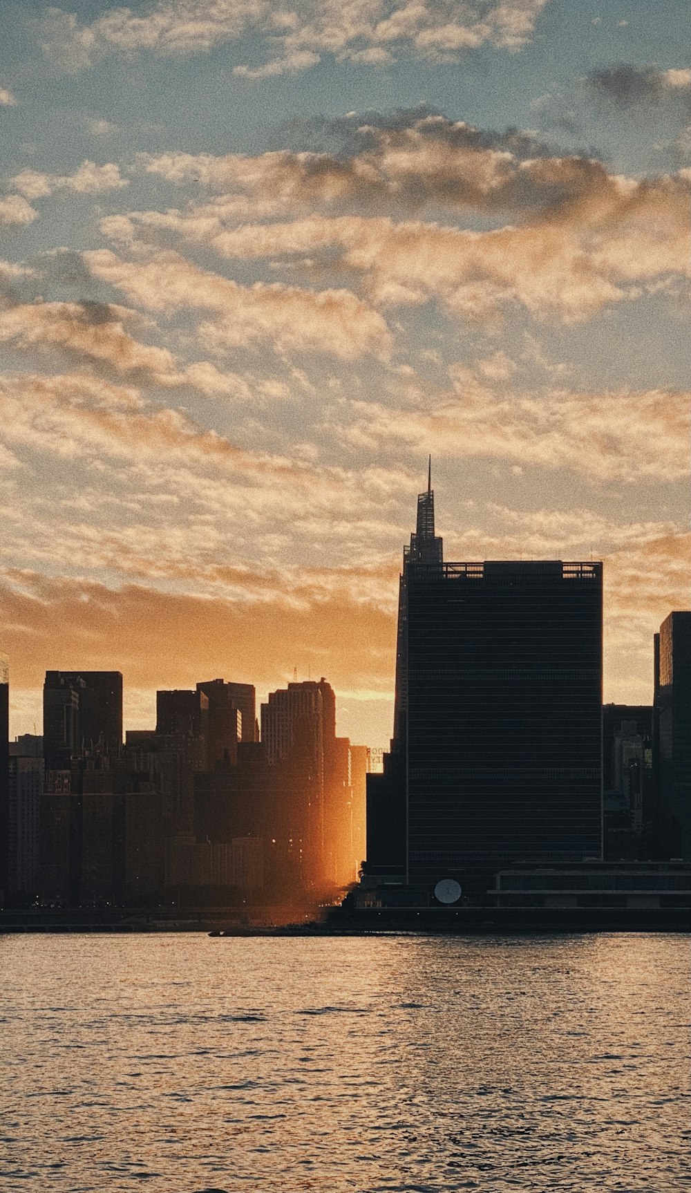 silhouette di edifici della città durante il tramonto