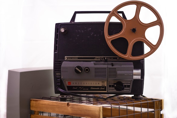an old movie projector sitting on top of a table