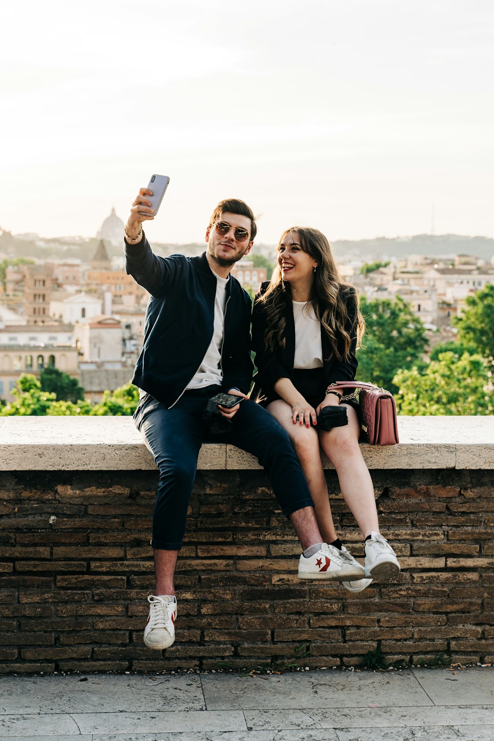 Un hombre y una mujer tomándose una selfie