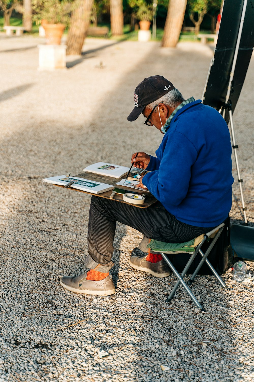 Un homme assis sur une chaise avec un livre